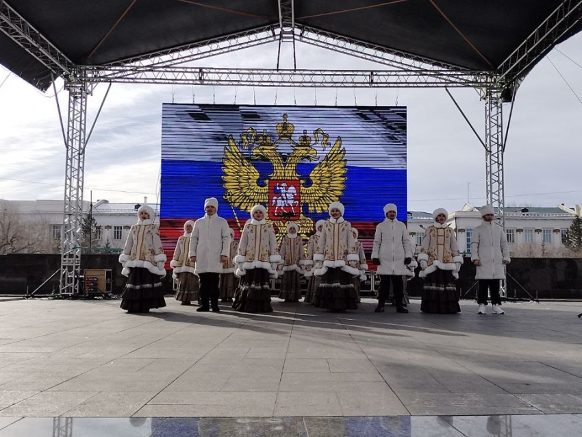 В единстве наша сила: Праздничный концерт прошел на площади Ленина в Чите